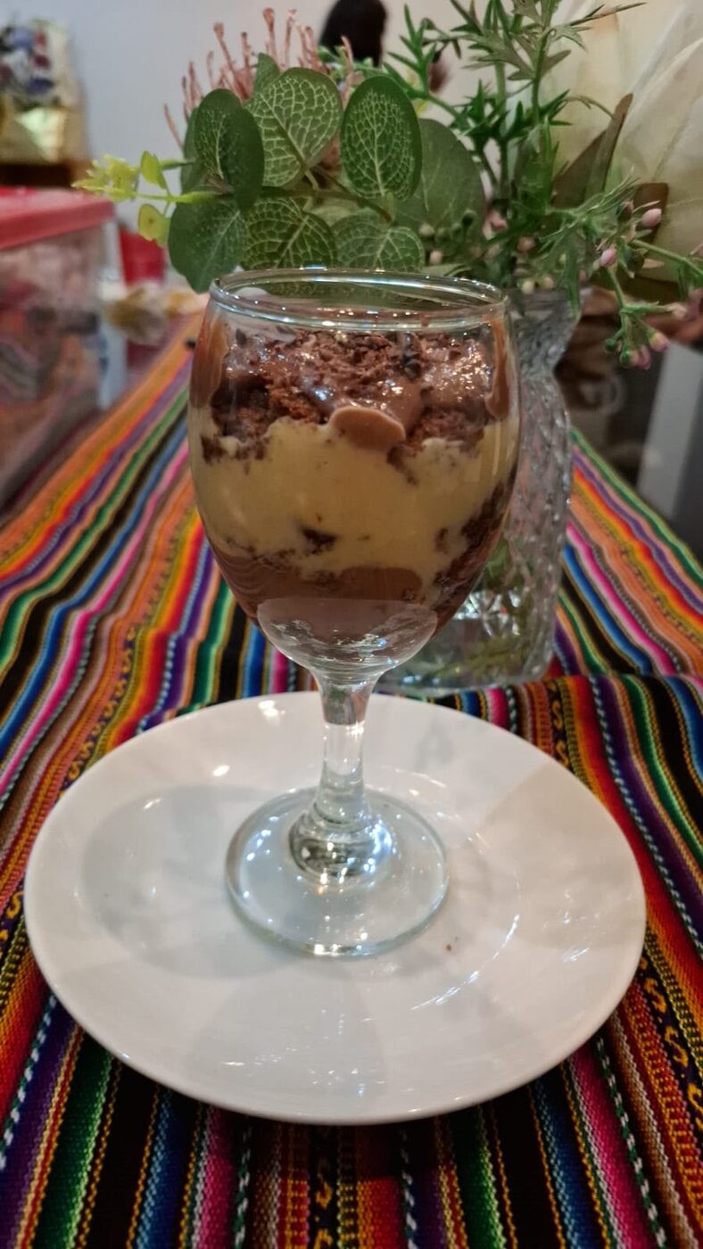 Pecado de Lúcuma con cake de cacao al 100% y fudge de cacao al 35% — Peka's Pastelería Fina